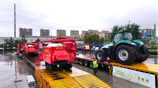 5工作人员正在加固等待发运的雷沃大马力cvt拖拉机