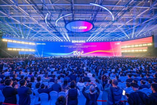 1山东重工·潍柴动力全球金年会官方入口的合作伙伴大会现场