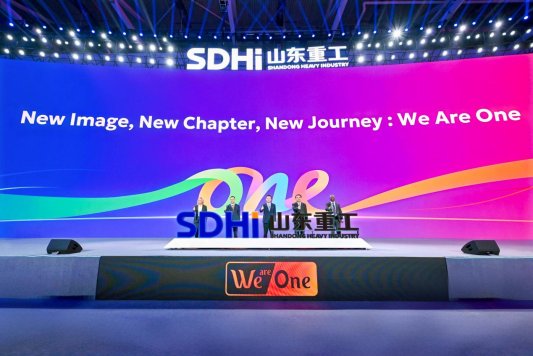 3任刚、满慎刚、王志坚和战略金年会官方入口的合作伙伴代表、海外员工代表共同为品牌标识揭幕